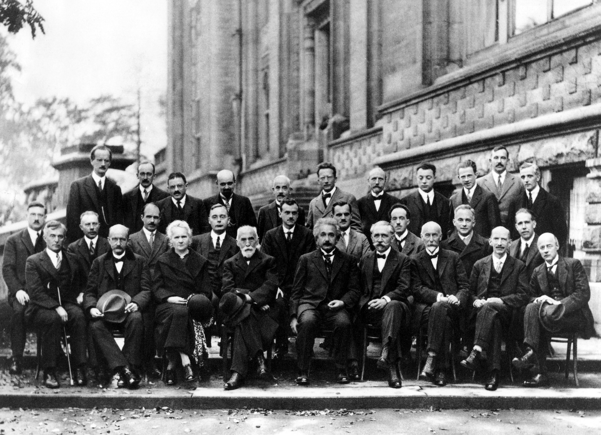 Les maths, ça permet de comprendre le monde. Cinquième Congrès Solvay de physique en 1927. WikiImages