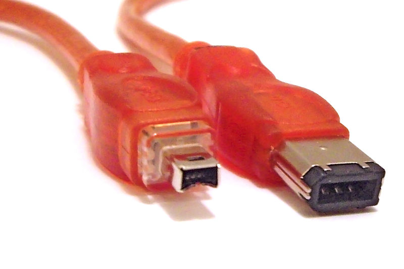 Un cable FireWire 4/6 broches