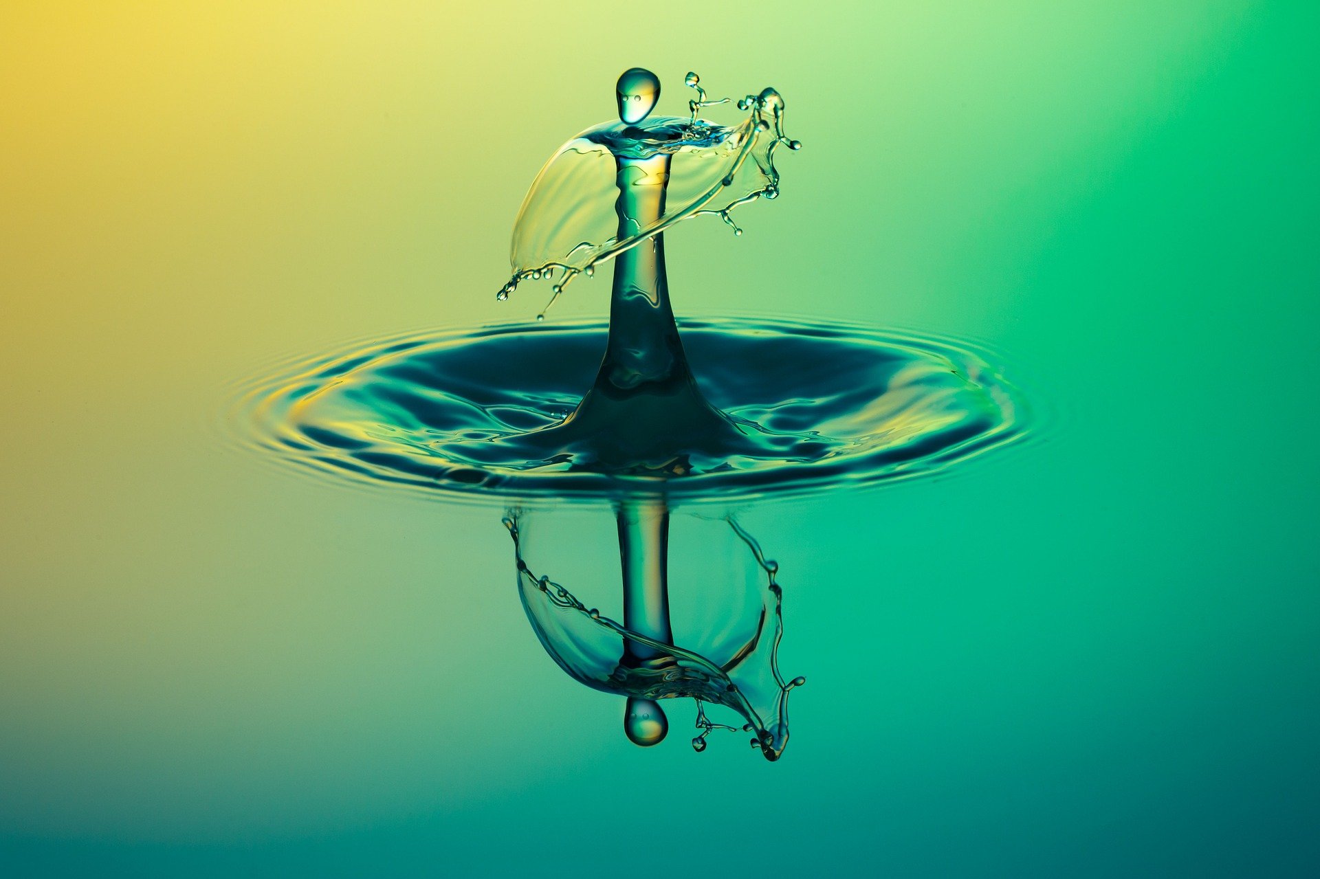 A drop of water in the ocean © Quadronet_Webdesign @ pixabay