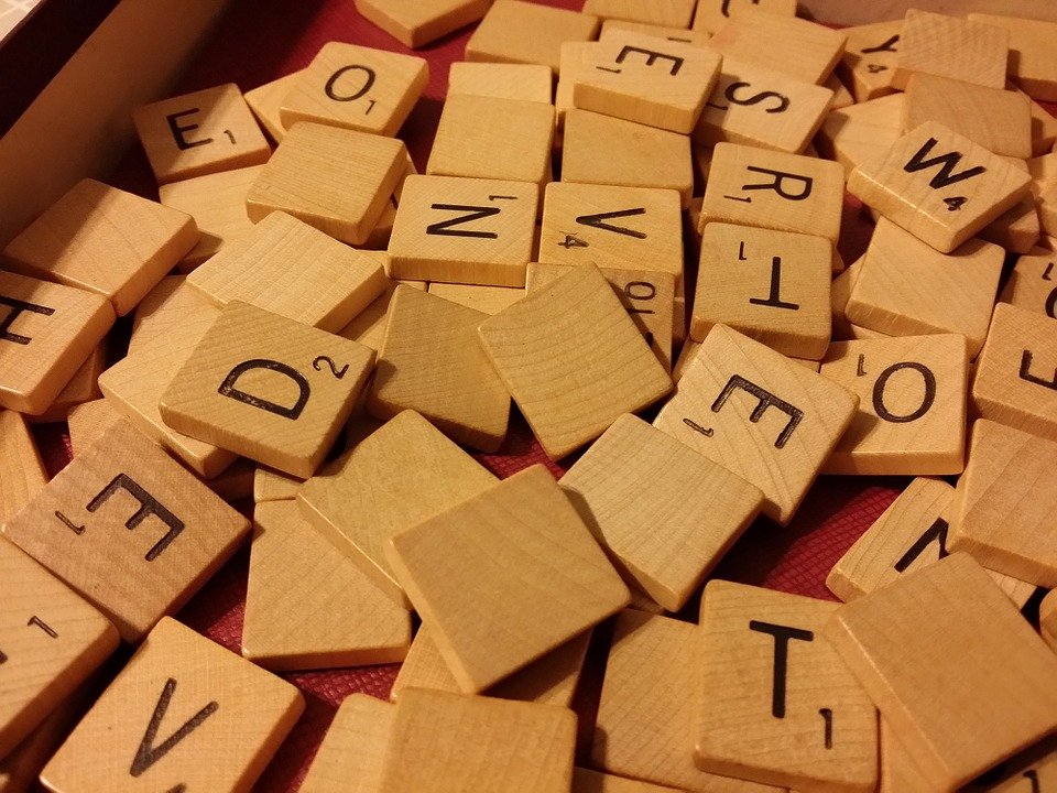 Scrabble, les lettres rares rapportent plus de point. BruceEmmerling @ pixabay